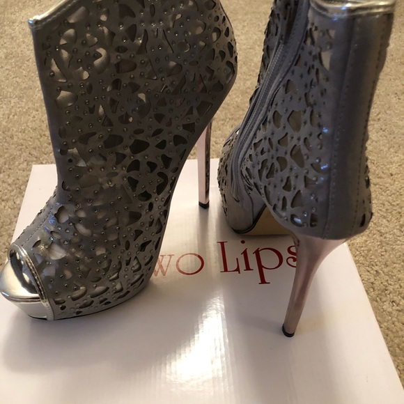 Silver platform peep toe. - Picture 2 of 6